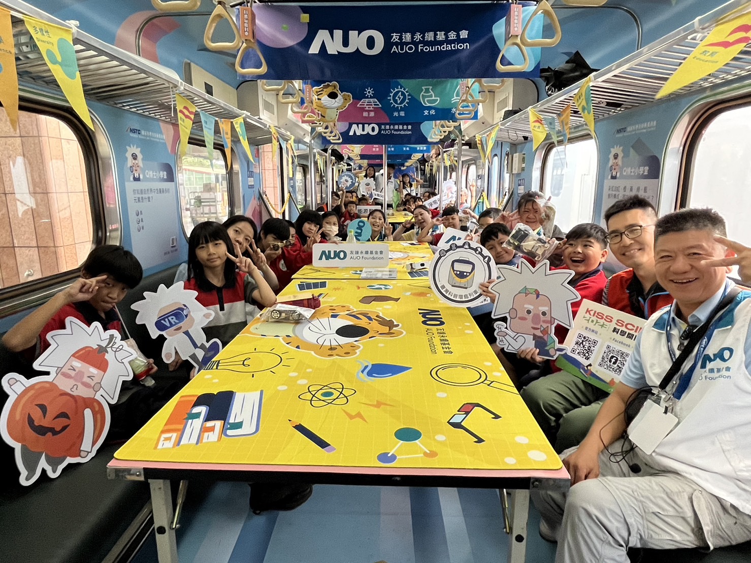 永續基金會參與「臺灣科普環島列車」，設計基礎科學車廂課程，以「淨零碳排和永續能源」為主題，讓學生透過創意實驗認識淨零知識，以及思考生活中的減碳行為
