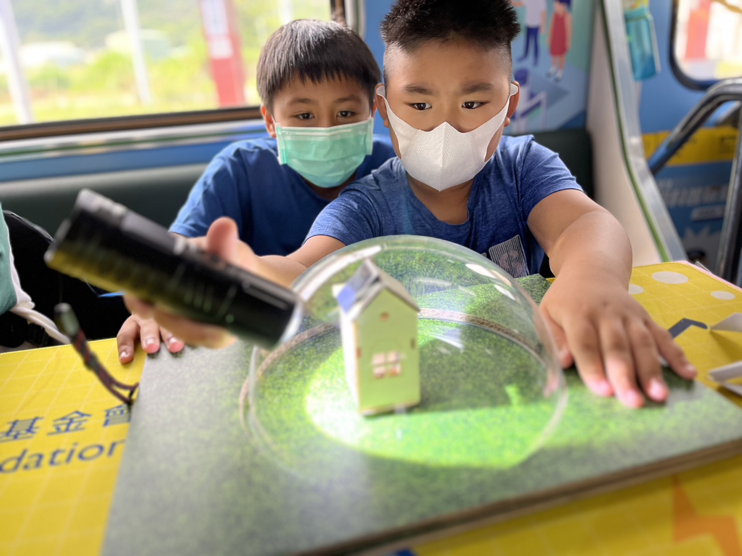 參與基礎科學主題車廂，以STEAM教學精神，設計「逐日科學家」、「太陽能工程師」以及「淨零建築師」三大能源科普課程和實驗