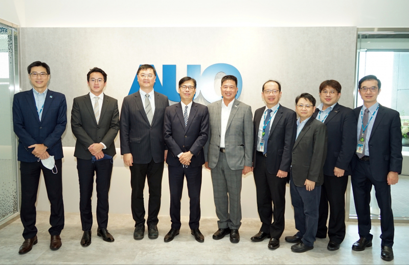 光電前進亞灣成立「AUO解決方案研發中心」，作為多元場域解決方案研發及試驗場域（圖中左為高雄市長陳其邁、圖中右為光電董事長彭双浪）